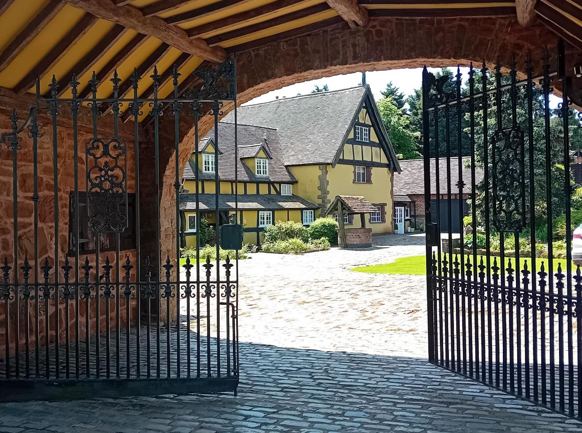 Dovehouse Farm Villa Birmingham Exterior photo